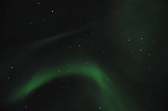 A Aurora Boreal faz desenhos nos céus de em Coldfoot, 95 km ao norte do Círculo Polar, na Dalton Highway, no Alaska